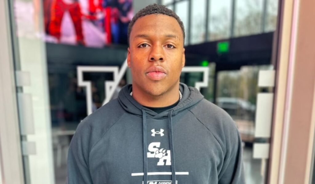 The Auburn Tigers have made a significant addition to their defensive lineup with the commitment of former Sam Houston State defensive lineman Chris Murray. The announcement was made on January 5, 2025, as Murray opted for Auburn over other programs, including Kentucky