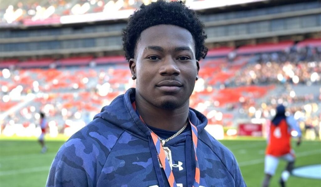 In a significant move for their 2025 football season, the Kansas Jayhawks have successfully secured the transfer of Laquan Robinson, a versatile safety/linebacker hybrid from Auburn University.