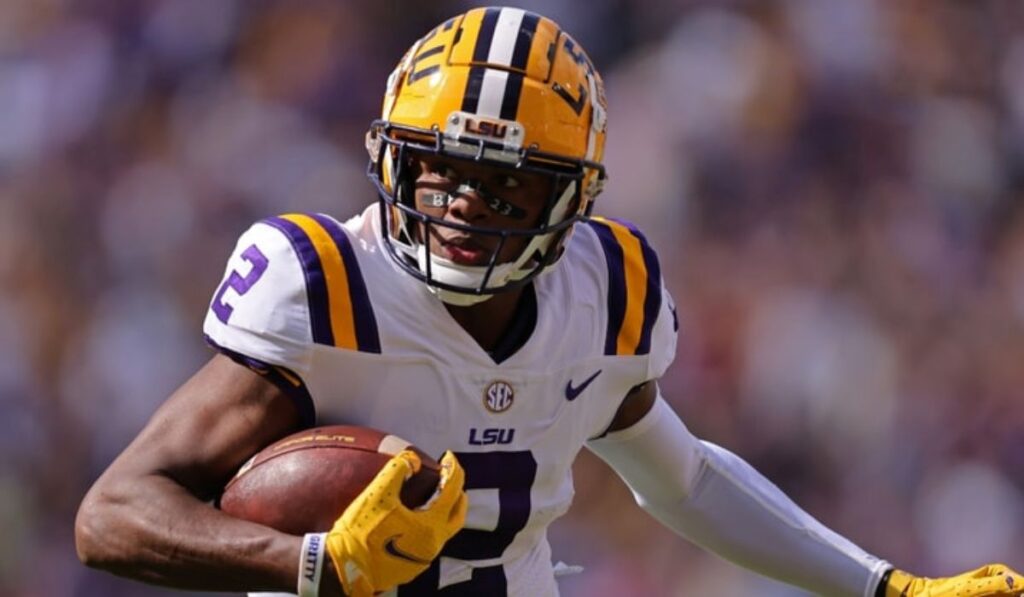 Former LSU Tigers wide receiver Kyren Lacy is currently facing serious legal issues after an arrest warrant was issued by the Louisiana State Police. The warrant stems from charges of negligent homicide, felony hit-and-run, and reckless operation of a vehicle related to a fatal car crash that occurred on December 17, 2024.